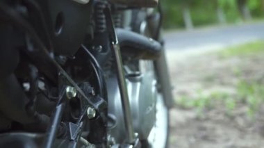 Kickstarter ile motosiklet motoru na başlayan motosikletçi. Sürüş için moto bisikletçi bacak başlangıç motosiklet kadar yakın.