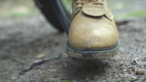 Pied motocycliste en bottes en cuir décoller pied avant de démarrer le moteur. Motocycliste en moto avant de rouler sur la route . — Video