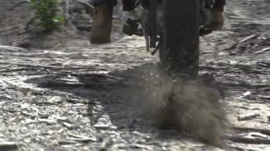 Motosikletçi dağ off road motosiklet sürme. Moto bisikletçi dağ yolunda motosiklet üzerinde sürüş. Moto spor ve seyahat. Motosiklet yaşam tarzı.