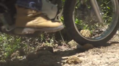 Ormanda off road motosikletsürme motosikletli. Moto bisikletçi kırsal yolda motosiklet üzerinde sürüş. Moto spor ve seyahat. Motosiklet yaşam tarzı.