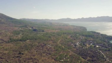 Volkan dağının panoramik manzarası kırsal bir köy ve yanmış bir yamaç..