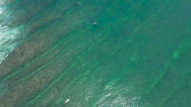Şeffaf turkuaz mavi okyanus köpük dalgaları kırıyor. Hava görünümü.