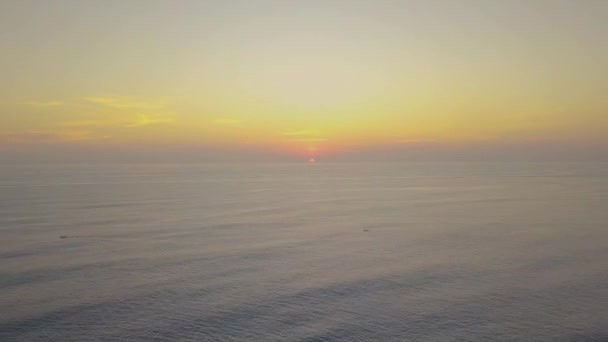Timelapse vista calmante das ondas do oceano liso e horizonte de céu laranja por do sol . — Vídeo de Stock