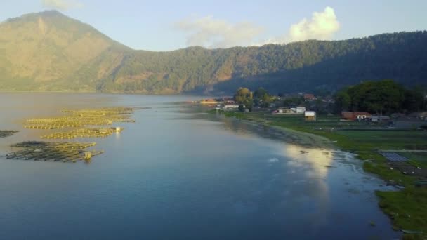 Vue panoramique d'un village paisible de pêcheurs et d'agriculteurs dans la campagne d'Asie . — Video
