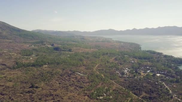 Vista panorámica de la montaña del volcán con un pueblo rural y pendiente quemada . — Vídeos de Stock