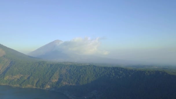 Vista panoramica di colline e montagne con cielo nuvoloso e lago durante la giornata estiva . — Video Stock