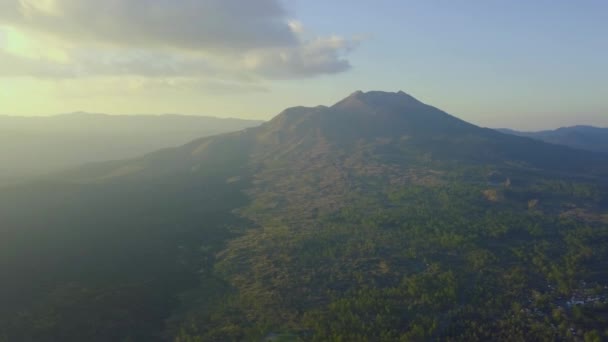Flygfoto över tropiskt grönt berg med liten lantlig by på landsbygden. — Stockvideo