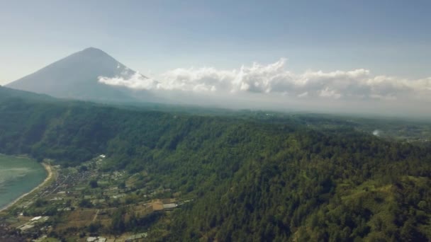 Vista aerea panoramica del paese di campagna con spiaggia, bosco montagne verdi . — Video Stock