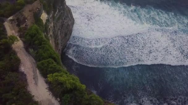 Gök mavisi okyanus köpüren dalgaların kayalık kayalıklara çarpması nefes kesici.. — Stok video