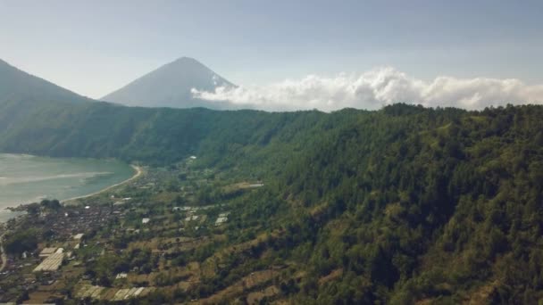 Pintoresca vista aérea del lado rural tropical con bosque, playa y montañas — Vídeo de stock