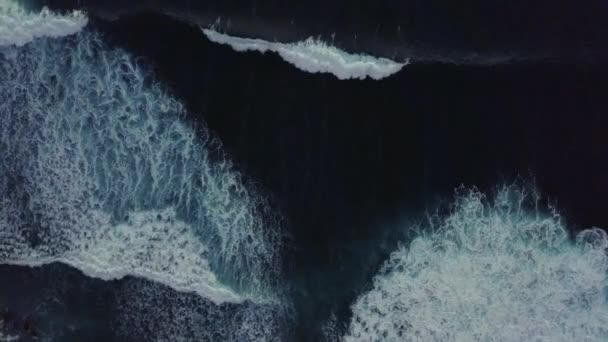 Görkemli beyaz sörf dalgaları mavi okyanusta hareket ediyor ve kırılıyor. — Stok video