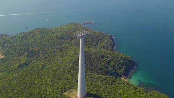 Pohled na drony. Lanovky pohybující se po letecké tramvajové cestě přes oceán a hory — Stock video