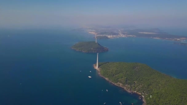 Вид с воздуха на голубой океан и острова с воздушным трамваем или воздушным транспортом . — стоковое видео