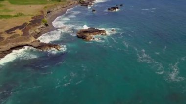 Yeşil pirinç tarlalı tropikal ada kıyı manzarası.