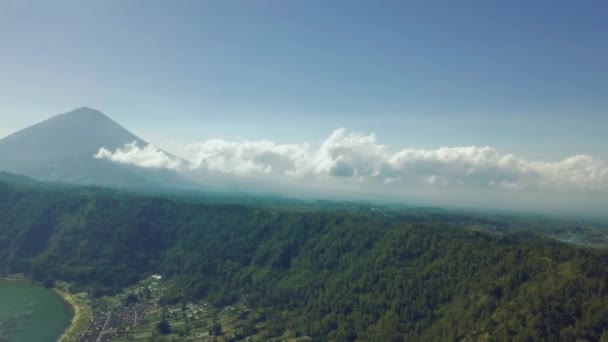 Vista panoramica di colline e montagne con cielo nuvoloso e lago durante la giornata estiva . — Video Stock