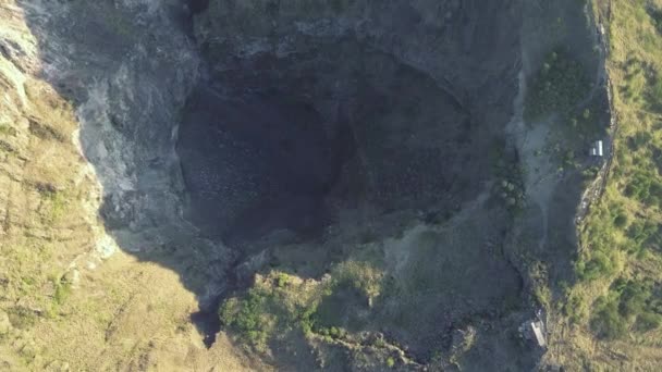 Vue du haut vers le bas d'un trou profond avec des glissements de terrain de roches causés par un tremblement de terre . — Video