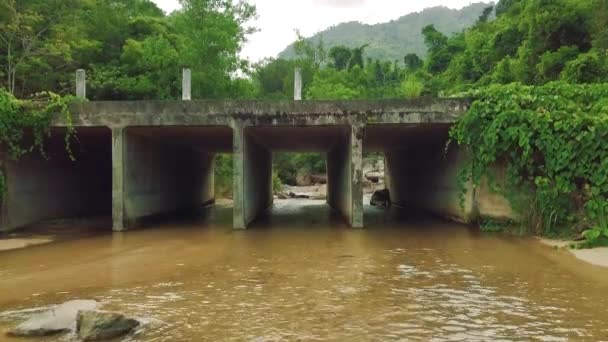 Mountain River Bridge drogowego z jednym motocyklista przejeżdżający przez. — Wideo stockowe