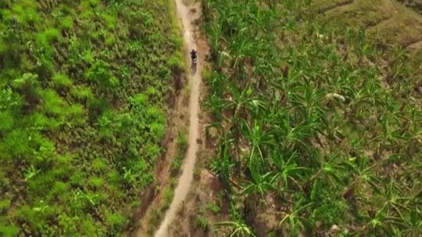 Motocross-Profi fährt schnell auf schmalem Pfad am Berg. — Stockvideo