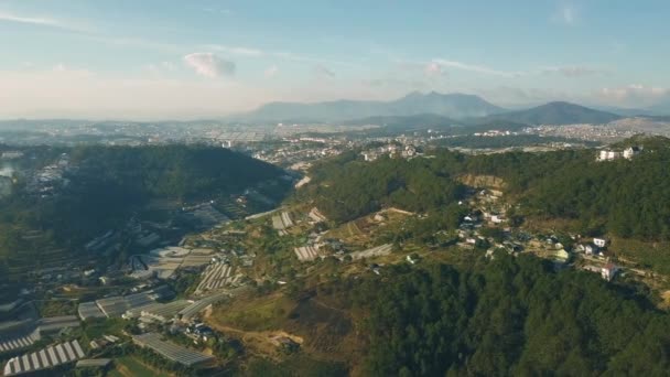 Vue par drone d'une ville en montagne avec serres et ferme agricole . — Video