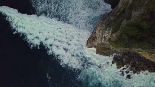 Aéreo: Incríveis enormes ondas brancas se movendo e quebrando em direção à costa . — Vídeo de Stock