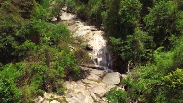 Yaz günü, tropik yağmur ormanlarındaki şelalenin üzerinden insansız hava aracı uçuşu.. — Stok video