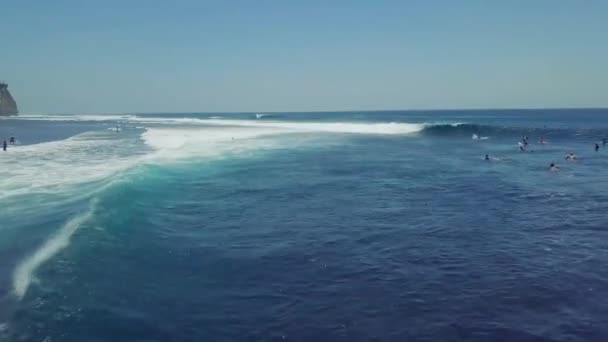 Surfista montando y girando con spray en la poderosa ola oceánica. — Vídeo de stock