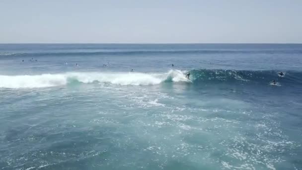 Genç bir sörfçü varil dalgasında sörf tahtasında dengede durmaya çalışıyor.. — Stok video