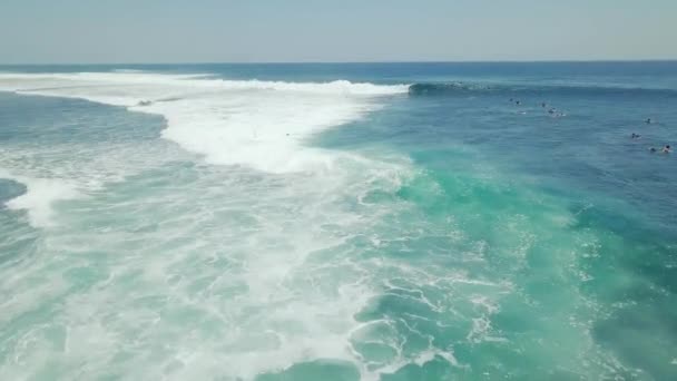 Surfare ridning och svarvning med spray på kraftfull ocean våg. — Stockvideo