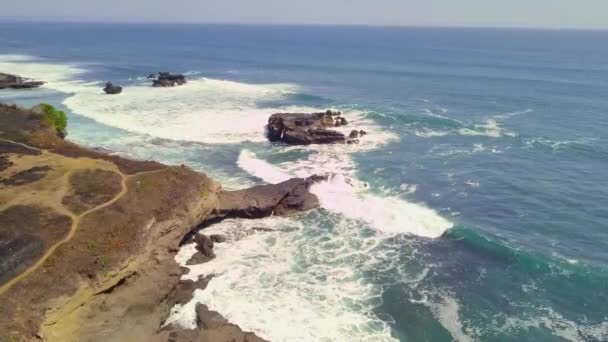 Vista pitoresca do oceano ondulado azul e campo de arroz verde no verão . — Vídeo de Stock