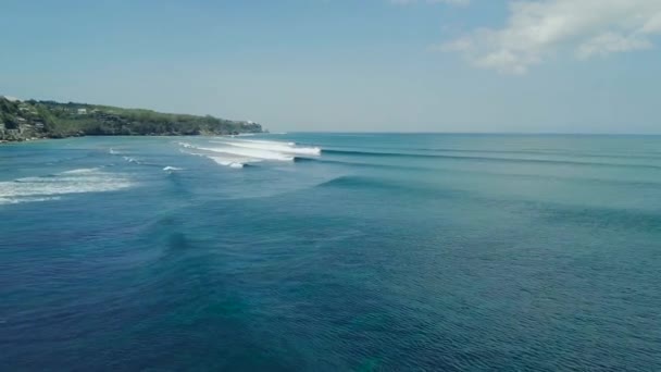 Vol d'un drone au-dessus d'un océan bleu azur avec des vagues de canon par une journée ensoleillée .