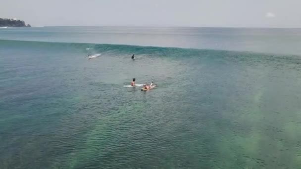 海のサーファー、男性サーファーがキャッチし、大規模な波に乗る. — ストック動画