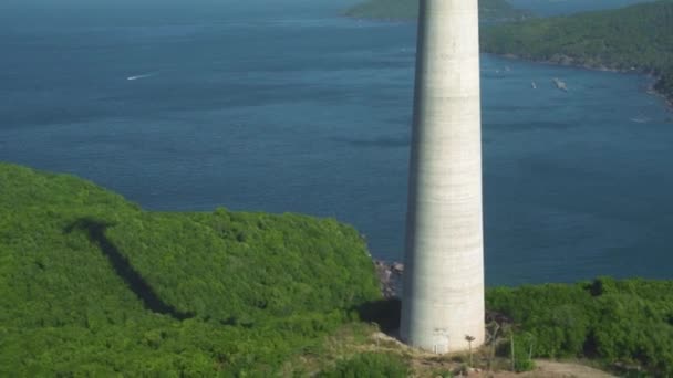 Drone vliegend langs hoogspanningsmasten pyloon op een tropische kust op exotisch eiland. — Stockvideo