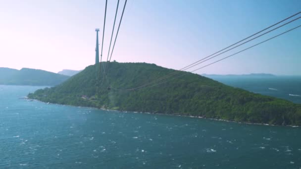 Una vista del teleférico o tranvía en la verde isla tropical sobre el mar azul . — Vídeos de Stock