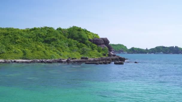 Isola panoramica con verdeggianti scogliere rocciose e acque blu incontaminate dell'oceano. — Video Stock