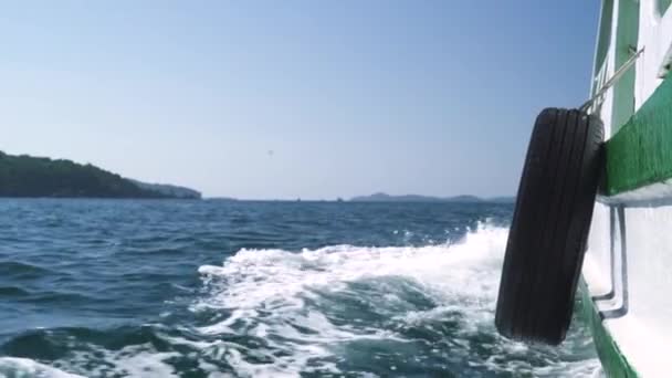 Vista do lado de um barco que viaja rápido no mar com água salpicada . — Vídeo de Stock