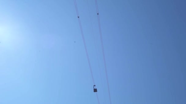 Вид зверху на канатний автомобіль, що рухається на повітряній канаті в тропічних островах . — стокове відео
