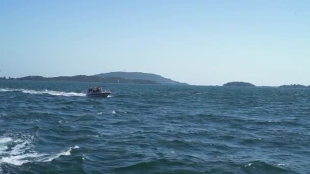 Um barco rápido com turista viajando no meio do oceano ondulado no dia de verão . — Vídeo de Stock