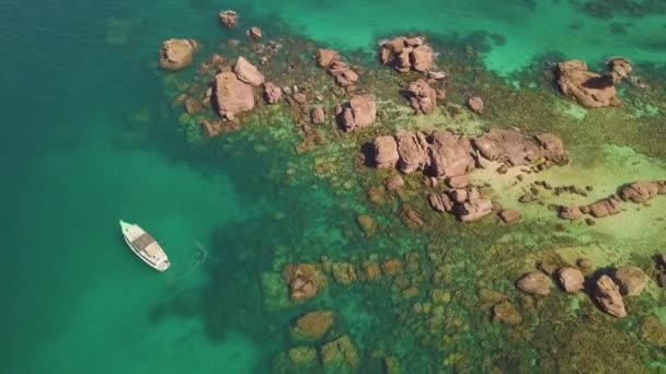 Vista aérea superior de islas rocosas con arrecifes de coral y aguas cristalinas de color azul turquesa — Vídeo de stock