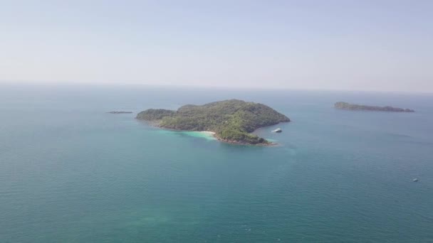 Letecký pohled na malou ostrovní lagunu uprostřed modrého oceánu. — Stock video