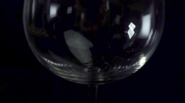 Barmen eli şarap kadehinin içine buz ekliyor, hem de gecenin karanlığında. Makro çekim