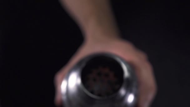 Кинематографический снимок на барменов руки наливая коктейль напиток в стакан льда . — стоковое видео