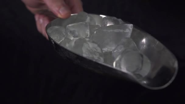 Un barman transfiere el hielo de la palanca de hielo a una coctelera. . — Vídeo de stock