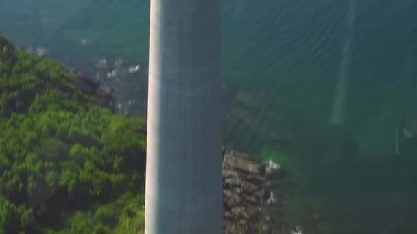 Vuelo aéreo sobre el pilón del teleférico. Tranvía aéreo en Phu Quoc en Vietnam . — Vídeo de stock