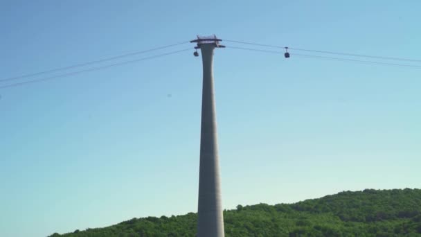 Teleféricos viajando en el teleférico de tránsito en la montaña . — Vídeos de Stock