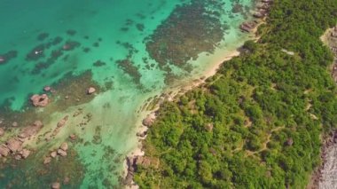 Tropik adanın, yeşil lagünün ve turkuaz suyun güzel hava manzarası..