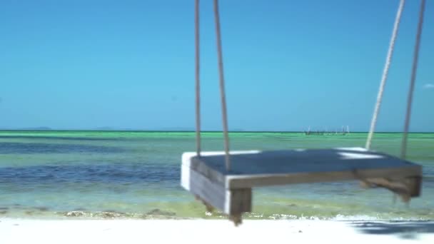 Holzseilschaukel am leeren weißen Sandstrand der tropischen Insel. — Stockvideo