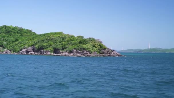 Csodálatos kilátás nyílik a kék tengeri és zöld sziklás sziget egy mozgó hajó. — Stock videók