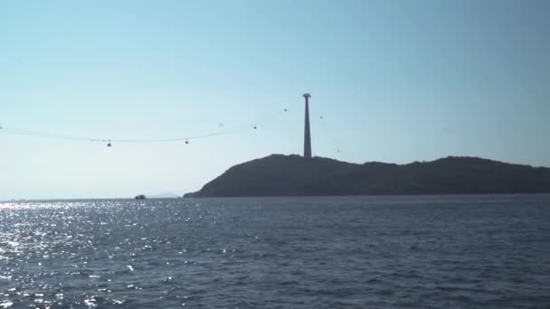 Blick auf die tropische Insel mit einer Seilbahn auf dem Gipfel des Berges. — Stockvideo