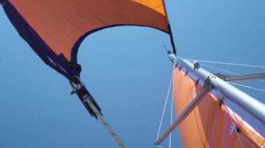 Yelkenli bir yelkenli direği ve mavi bir gökyüzüne karşı ana yelken..