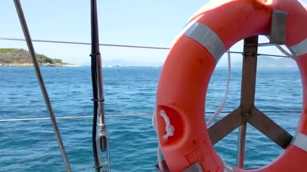 Båt liv bälte ring utsikt från den rörliga färjan i det blå havet. — Stockvideo
